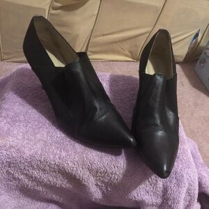 Comfortable Black Leather Sophisticated ankle booties 1920 pointed kitten heels